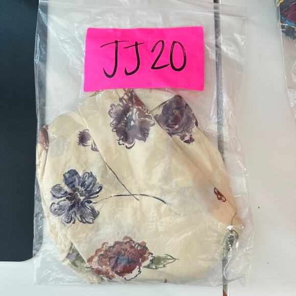 Vtg Talbots Women Silk Button Front Shirt Size 2P Old Money Preppy Floral Mature - Picture 15 of 15